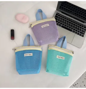 Bonbonfarbene Netz-Kosmetiktasche mit Griff und Reißverschluss für Make-up Aufbewahrung.