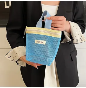 Detailaufnahme der Netzstruktur und des langlebigen Reißverschlusses der Kosmetiktasche.