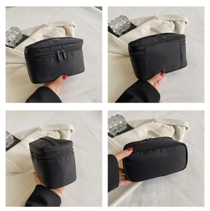 Eenvoudige zwarte stoffen cosmetische tas, grote capaciteit reismake-up opbergtas met rits.
