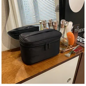 Gedetailleerd overzicht van de zwarte stoffen cosmetische tas, reismake-uporganizer.