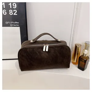 Braune Kosmetiktasche Detail, tragbare Make-up Aufbewahrungstasche mit doppelten Reißverschlüssen.