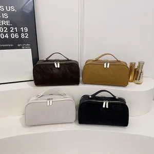 Große Kosmetiktasche mit mehreren Fächern, Reißverschluss und praktischem Tragegriff.