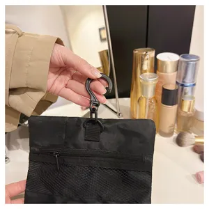 Dettaglio della borsa da toilette appendibile con gancio in plastica resistente e tasca in rete.