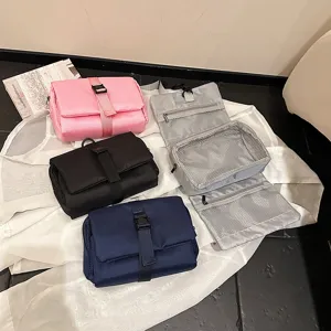 Borsa da toeletta da viaggio pieghevole con gancio e scomparti in rete per viaggi e trasferte.
