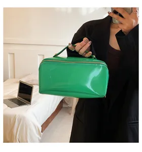 Borsa cosmetica verde in PVC da donna, borsa da toilette impermeabile portatile di grande capacità.