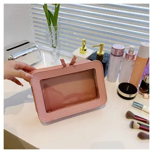 Detailansicht der rosa Kosmetiktasche mit Sichtfenster, ideal für Make-up und Reiseaufbewahrung.