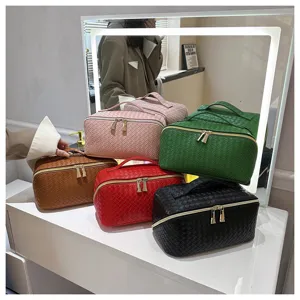 Vue détaillée des grands sacs de maquillage cosmétiques en cuir PU tressé multicolores.