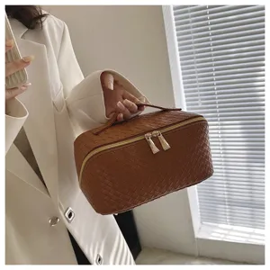 Bruine geweven cosmetische tas voor dames, stijlvolle grote make-up reistas toilettas.