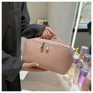 Sac cosmetique en cuir PU tresse rose avec poignee et double fermeture eclair pour voyage.