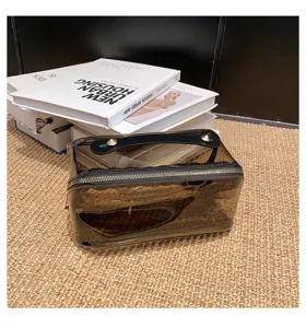 Borsa cosmetica trasparente in PVC con manico nero, spazioso organizzatore da viaggio.