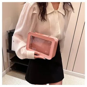 Detailansicht der rosa transparenten Kosmetiktasche mit PU-Leder-Rand und klarem Sichtfenster.