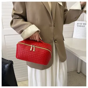Trousse de maquillage rouge en cuir PU tressé grande capacité avec poignée et zips dorés.