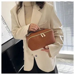 Trousse de maquillage en similicuir tissé marron avec grande capacité et poignée pratique.