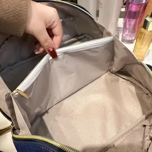 Grote geweven cosmetische tas met ritsvakken voor reizen en dagelijkse organisatie.