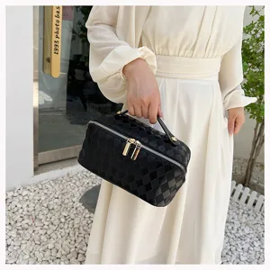 2026 new woven PU leather cosmetic bag, large capacity portable toiletry and makeup organizer.
