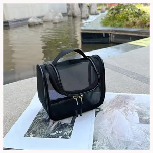Detailaufnahme einer schwarzen Mesh Kosmetiktasche mit Handgriff und stabilem Doppelreißverschluss.