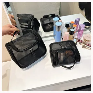 Schwarze Netztasche Kosmetiktasche Detailaufnahme, tragbare Make-up Tasche mit Griff.