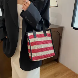 Chic borsa shopper in paglia a righe rosso e bianco, grande capienza, trousse trucco moderna.