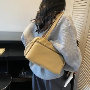 Vue détaillée d'un sac à épaule en nylon kaki décontracté porté à l'intérieur