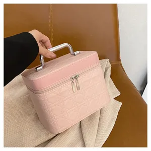 Neceser de cuero PU rosa con elegante diseño acolchado, asa plateada y cierre de cremallera.