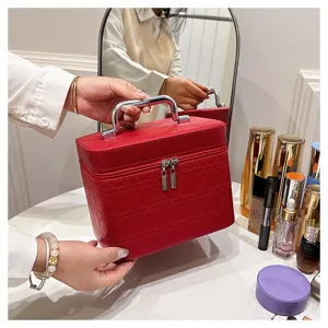 Caja de almacenamiento de maquillaje acolchada de cuero PU rojo con asa de metal.