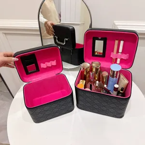 Estuche de cosmeticos de cuero PU acolchado negro con interior rosa y gran capacidad.