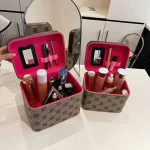 Grote make-upkoffer van PU-leer met vintage monogrampatroon en roze binnenkant voor dames.