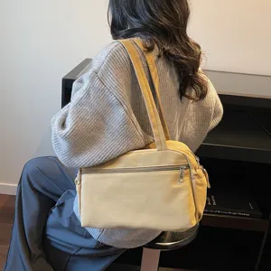 Vue détaillée du sac à épaule en nylon décontracté, cabas uni pour le travail.