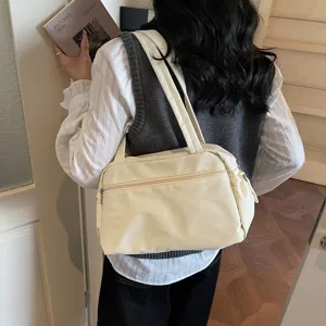 Détail du sac à épaule en nylon souple avec grande capacité pour un usage quotidien pratique.