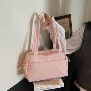 Détail sac cabas décontracté nylon rose, grand sac épaule de travail avec fermetures éclair.