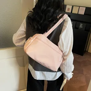 Sac d'épaule en nylon rose vue détaillée montrant le style de port quotidien et grande capacité.