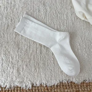 Calze lunghe a costine da donna in tinta unita con classico motivo a righe verticali.
