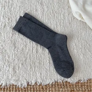 Calzini a tubo medio in cotone a coste grigio scuro da donna, abbigliamento quotidiano classico.