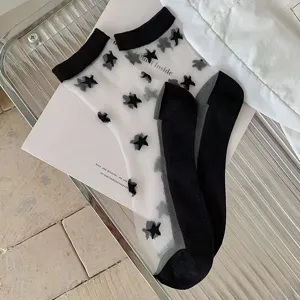 Transparente Damen Netzsocken Sommer dünn, schwarze Sterne Muster Socken mit Kontrastfarbe.