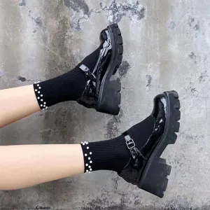 Chaussures compensées noires avec chaussettes perlées, détail de style JK tendance.