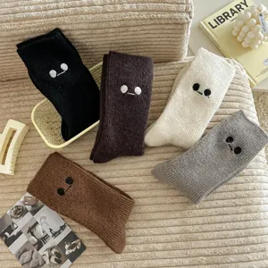 Chaussettes d'hiver épaisses en peluche avec yeux brodés mignons, chaussettes thermiques femme.