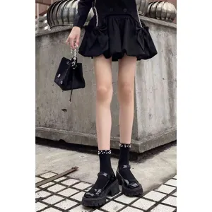 Vue détaillée de chaussettes JK noires mi-mollet de style japonais avec bordure de perles.