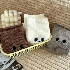 Chaussettes douillettes en peluche de laine avec broderie de visage mignon, chaudes et douces.