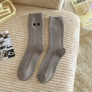 Chaussettes d'hiver douillettes et grises avec joli visage brodé, chaussettes longues thermiques.