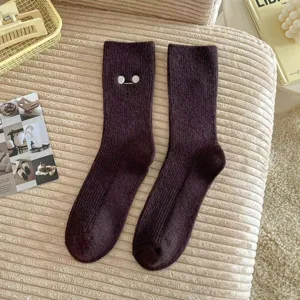 Chaussettes d'hiver marron foncé confortables avec joli visage brodé, épaisses et bien chaudes.