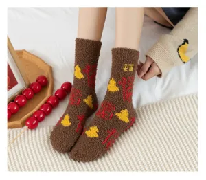 Gemütliche braune Korallenfleece Wintersocken mit festlichen Motiven, warme Plüsch-Füßlinge.