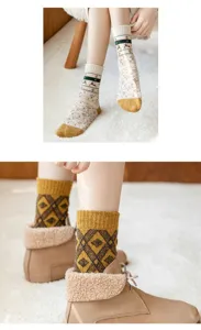 Calzini invernali spessi e caldi da donna con simpatici motivi vintage cervi rombi.