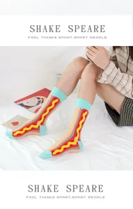 Close-up van trendy hotdog print sokken tot halverwege de kalf met leuk en comfortabel design.