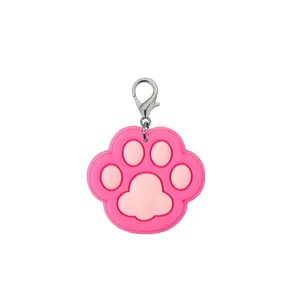 Détail de porte-clés patte d'animal rose, charm patte de chat mignon avec mousqueton.