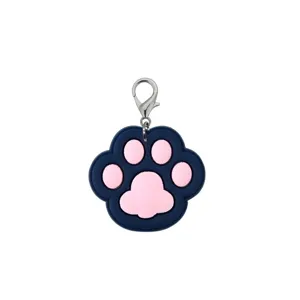 Gros plan détaillé d'un porte-clés mignon en forme de patte d'animal bleu et rose avec mousqueton.