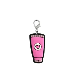 Roze cosmetische fles vorm PVC sleutelhanger hanger met kreeft sluiting, mooie detailopname.