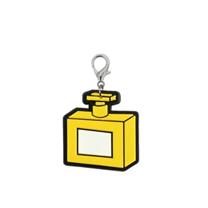 Gedetailleerd weergave van de gele parfumfles PVC sleutelhanger en leuke tasaccessoire.