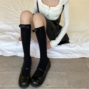 Süße Damen schwarze Wadenstrümpfe mit niedlicher Schleife süßer Stil für Frühlingsmode.