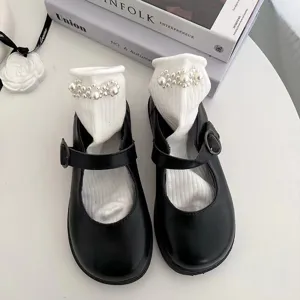Chaussures Mary Jane noires classiques avec chaussettes de perles pour style mignon.