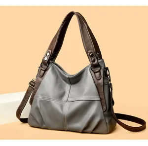 Vue détaillée du sac cabas en cuir souple bicolore, grand sac à épaule pratique.